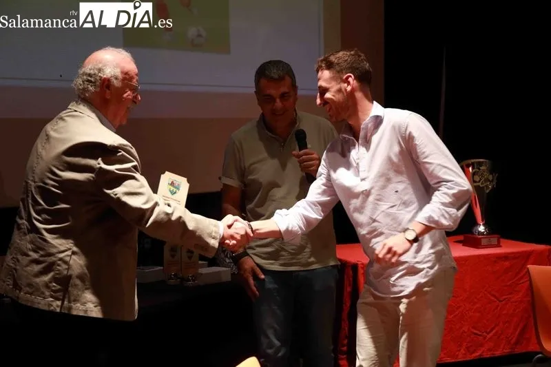 Foto 8 - Vicente del Bosque apadrina el homenaje al Alba de Tormes CF por su ascenso a Primera Provincial