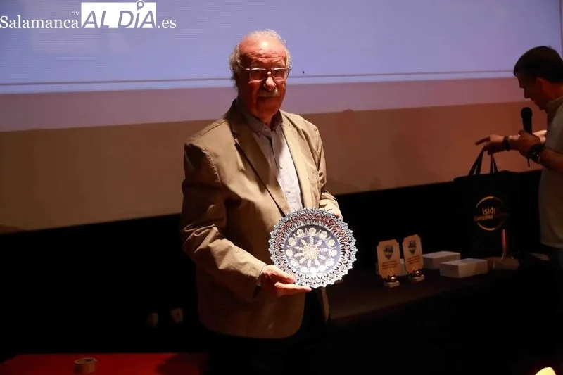 Foto 7 - Vicente del Bosque apadrina el homenaje al Alba de Tormes CF por su ascenso a Primera Provincial