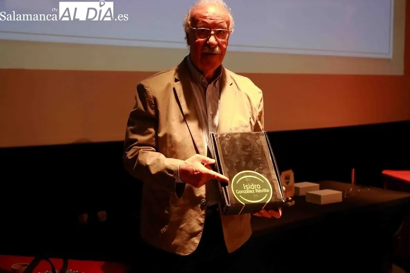 Foto 6 - Vicente del Bosque apadrina el homenaje al Alba de Tormes CF por su ascenso a Primera Provincial