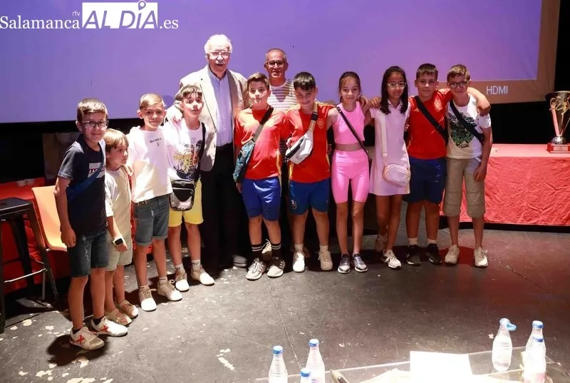 Foto 5 - Vicente del Bosque apadrina el homenaje al Alba de Tormes CF por su ascenso a Primera Provincial