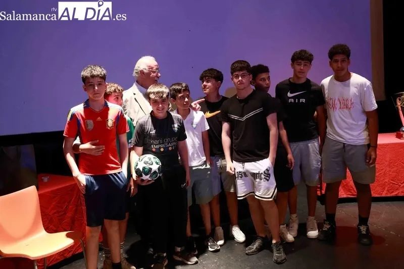Foto 4 - Vicente del Bosque apadrina el homenaje al Alba de Tormes CF por su ascenso a Primera Provincial