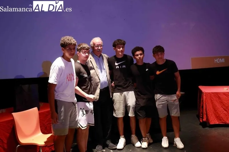 Foto 3 - Vicente del Bosque apadrina el homenaje al Alba de Tormes CF por su ascenso a Primera Provincial