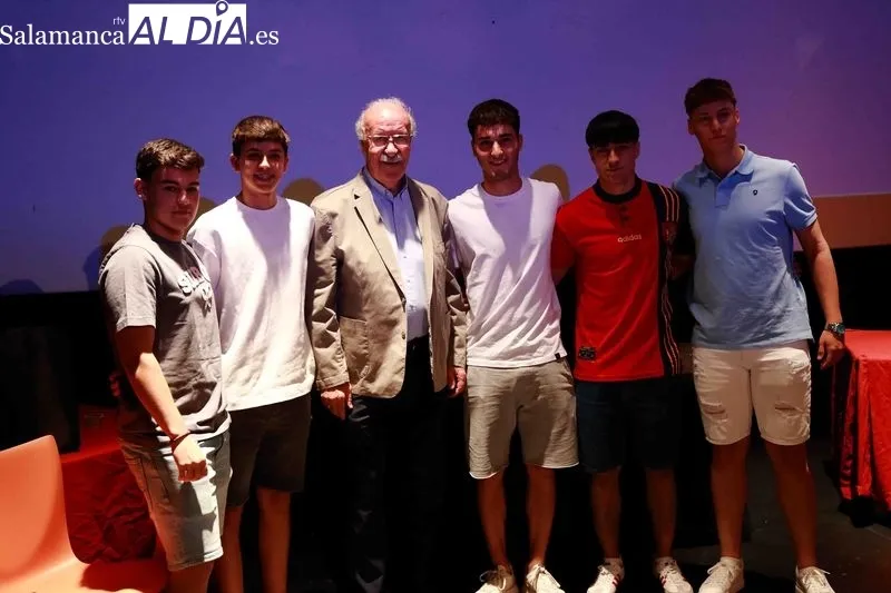 Foto 2 - Vicente del Bosque apadrina el homenaje al Alba de Tormes CF por su ascenso a Primera Provincial