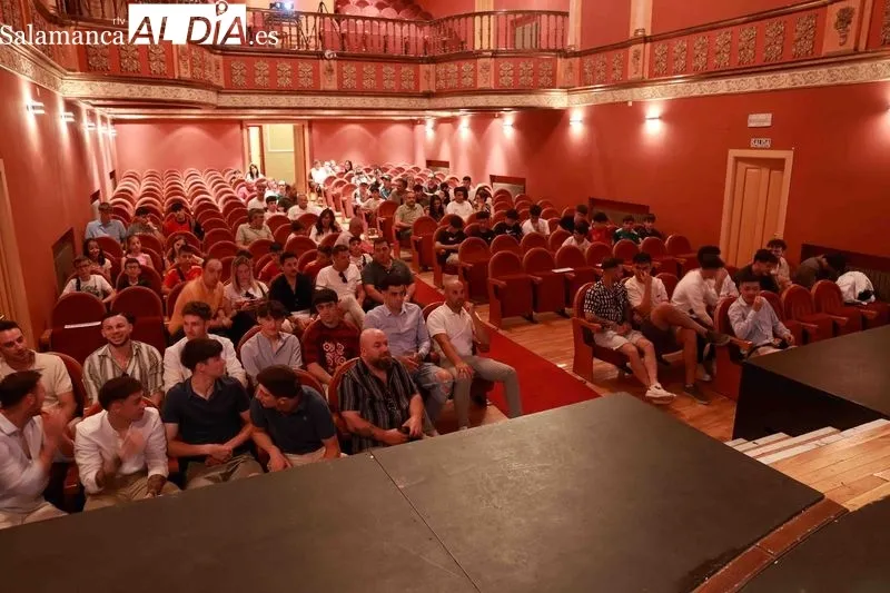 Vicente del Bosque apadrina el homenaje al Alba de Tormes CF por su ascenso a Primera Provincial | Imagen 1
