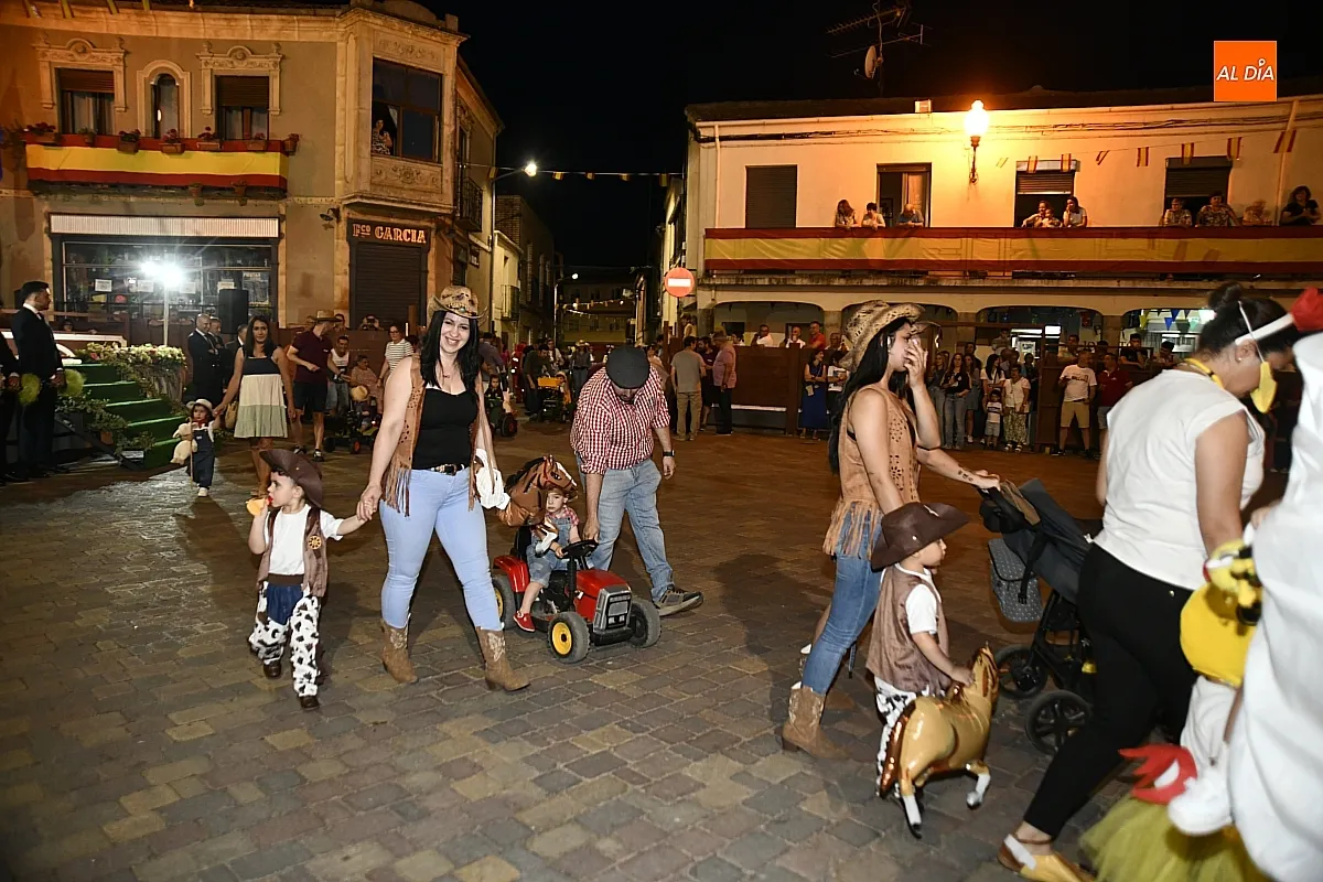 Pregón y desfile carrozas Corte de Honor/ Fotos: Adrián M.Pastor