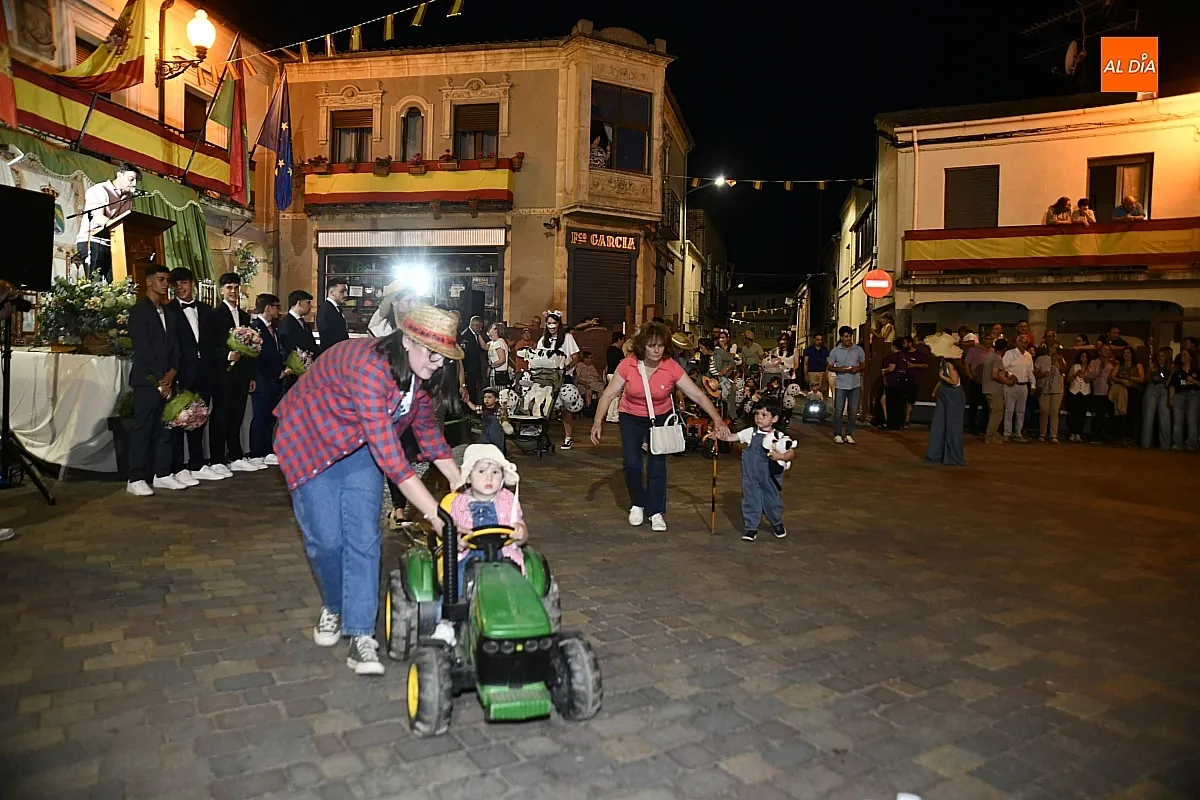 Pregón y desfile carrozas Corte de Honor/ Fotos: Adrián M.Pastor