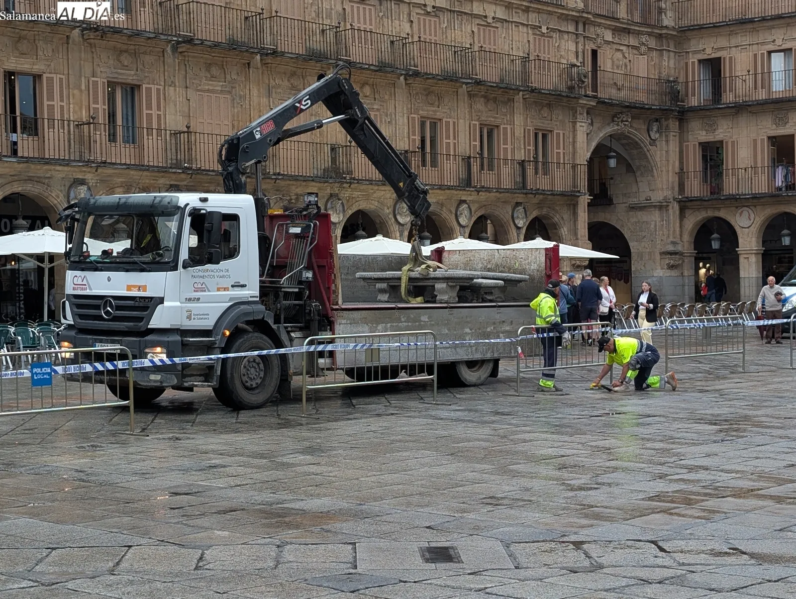 Desmontaje de bancos y otros elementos urbanos en la Plaza Mayor. Foto de David Sañudo