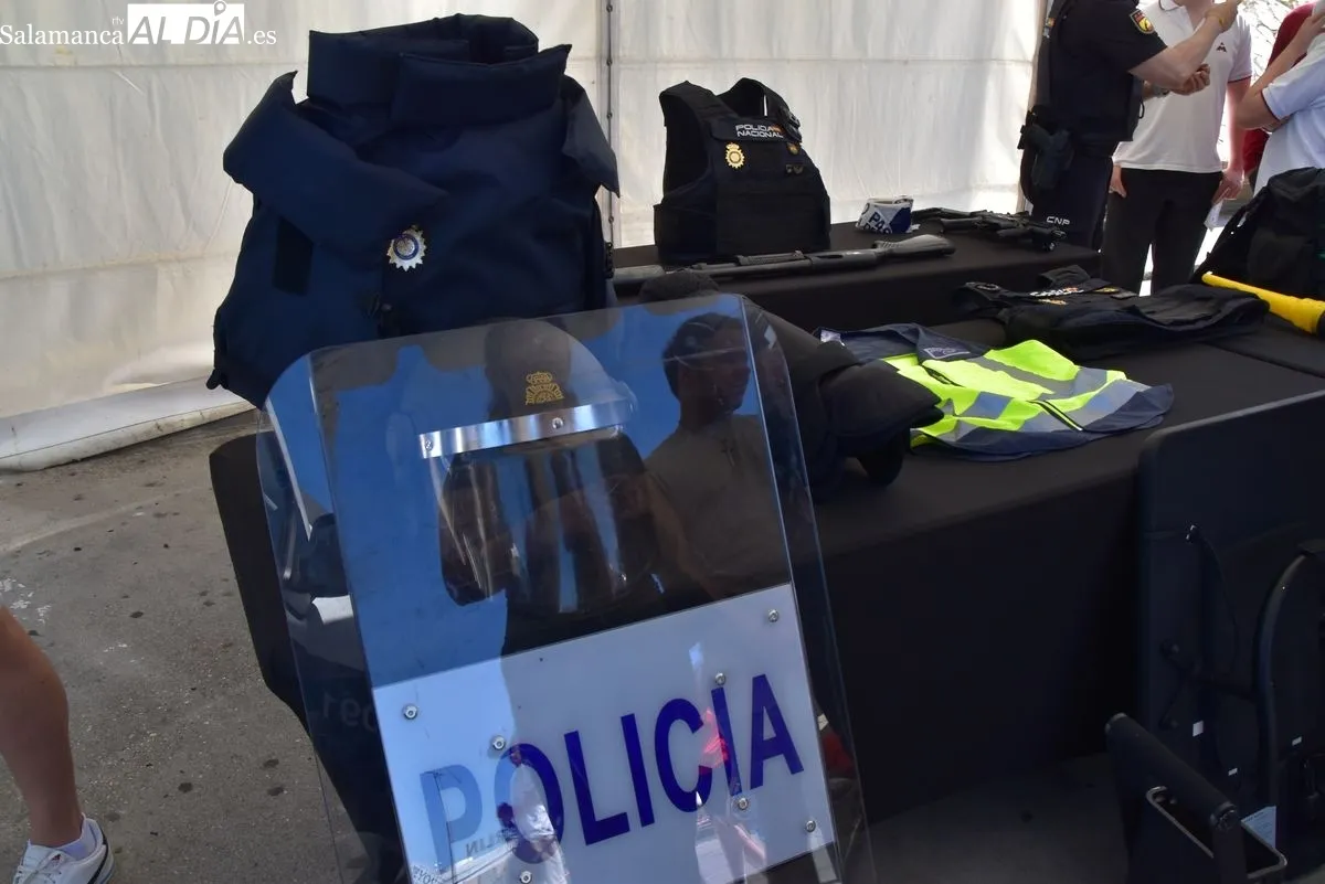 Inauguración de los actos del Día Fuerzas Armadas en el Centro Comercial El Tormes. Foto de Vanesa Martins