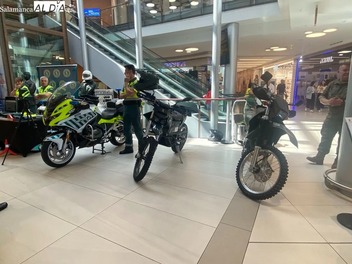 Inauguración de los actos del Día Fuerzas Armadas en el Centro Comercial El Tormes. Foto de Vanesa Martins