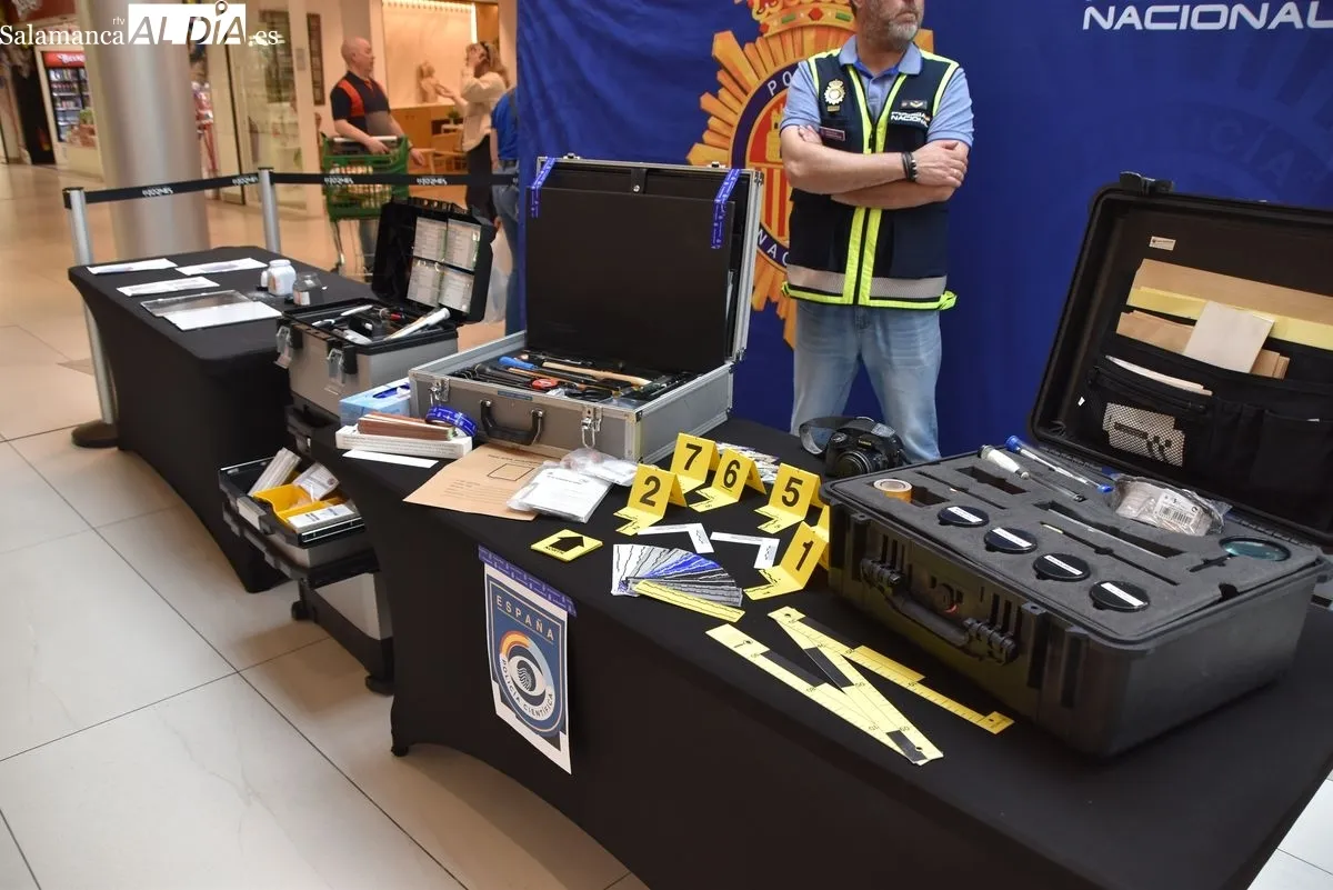 Inauguración de los actos del Día Fuerzas Armadas en el Centro Comercial El Tormes. Foto de Vanesa Martins
