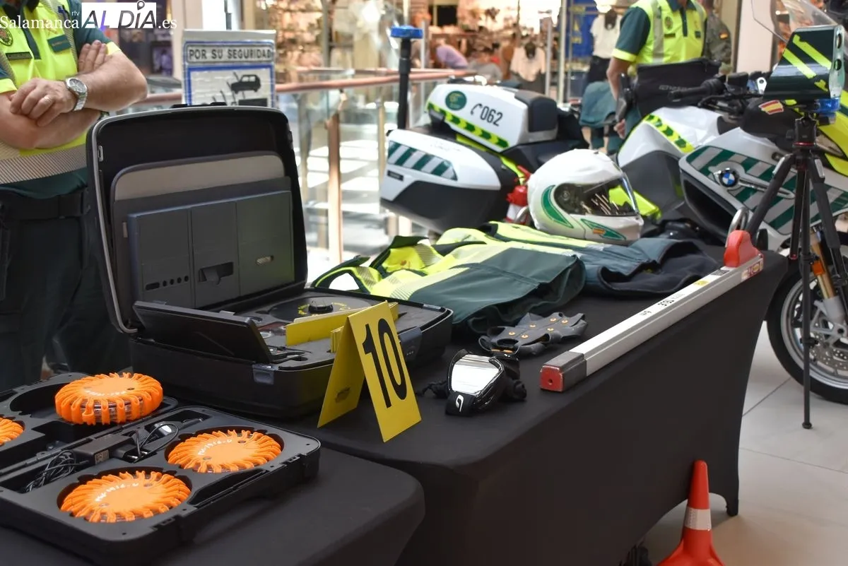 Inauguración de los actos del Día Fuerzas Armadas en el Centro Comercial El Tormes. Foto de Vanesa Martins