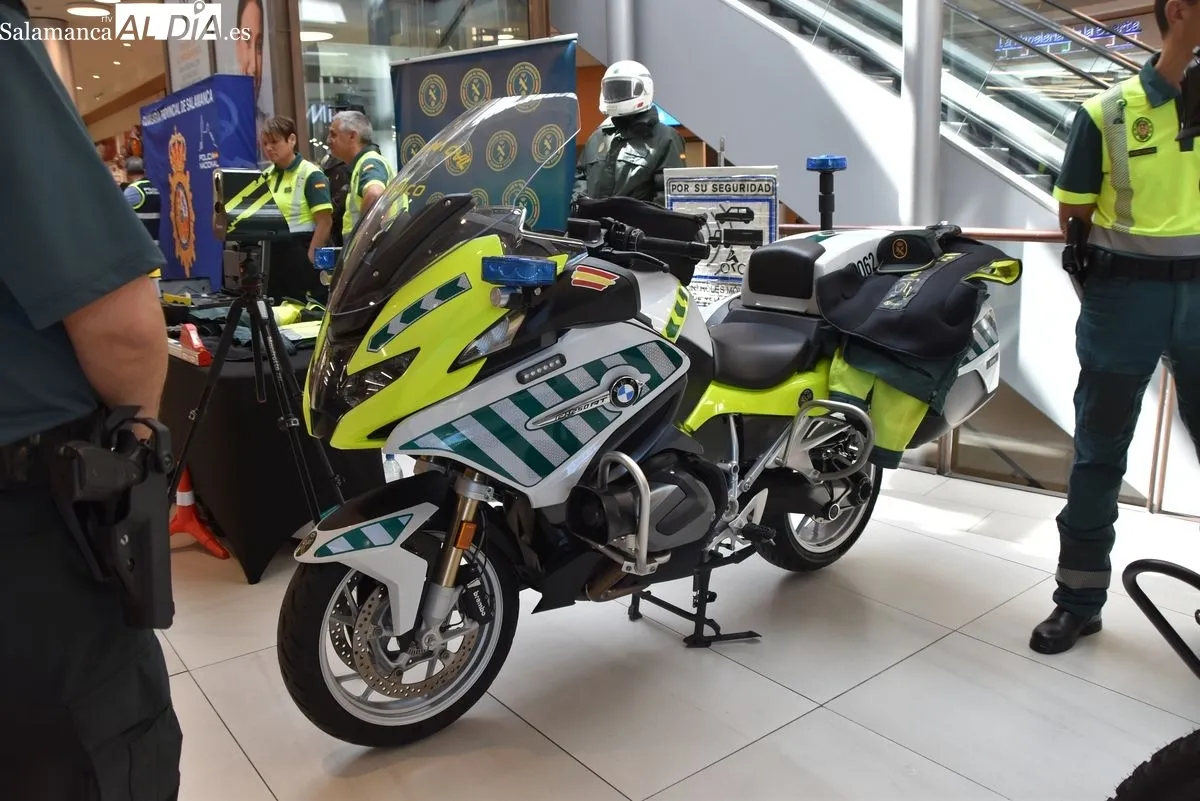 Inauguración de los actos del Día Fuerzas Armadas en el Centro Comercial El Tormes. Foto de Vanesa Martins
