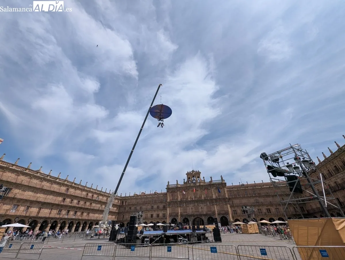 Ensayo del espectáculo NEXUS en la mañana de este jueves en la Plaza Mayor de Salamanca. Fotos: David Sañudo