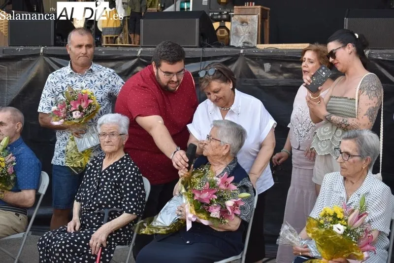 Foto 9 - &ldquo;Sois la ra&iacute;z de este pueblo&rdquo;: el emotivo mensaje de Encinas de Arriba a sus mayores
