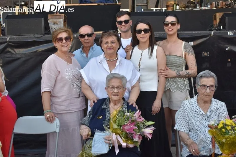 Foto 8 - &ldquo;Sois la ra&iacute;z de este pueblo&rdquo;: el emotivo mensaje de Encinas de Arriba a sus mayores