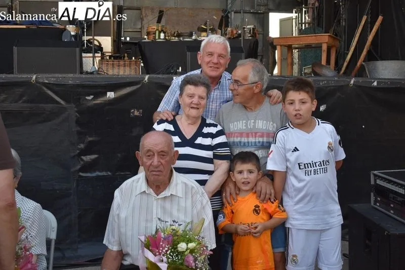 Foto 7 - &ldquo;Sois la ra&iacute;z de este pueblo&rdquo;: el emotivo mensaje de Encinas de Arriba a sus mayores