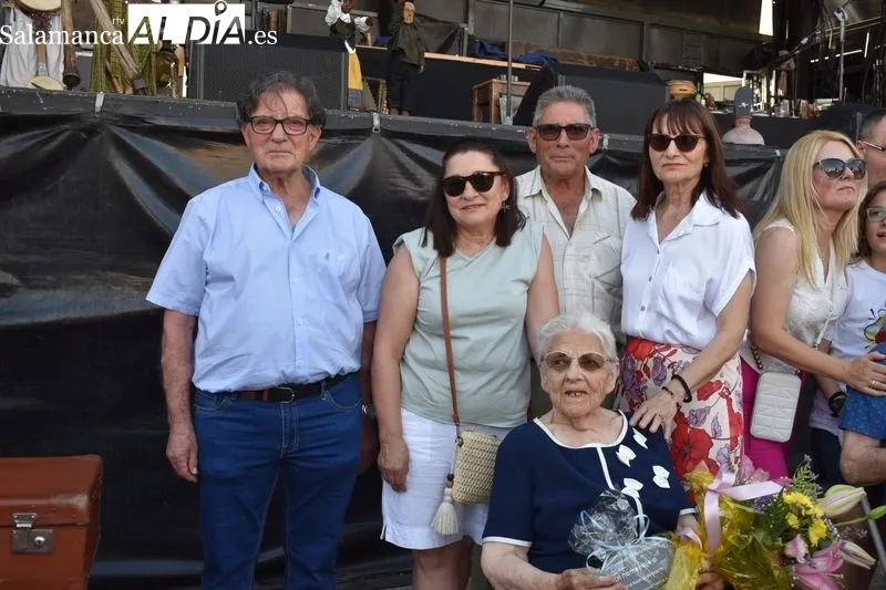 Foto 6 - &ldquo;Sois la ra&iacute;z de este pueblo&rdquo;: el emotivo mensaje de Encinas de Arriba a sus mayores