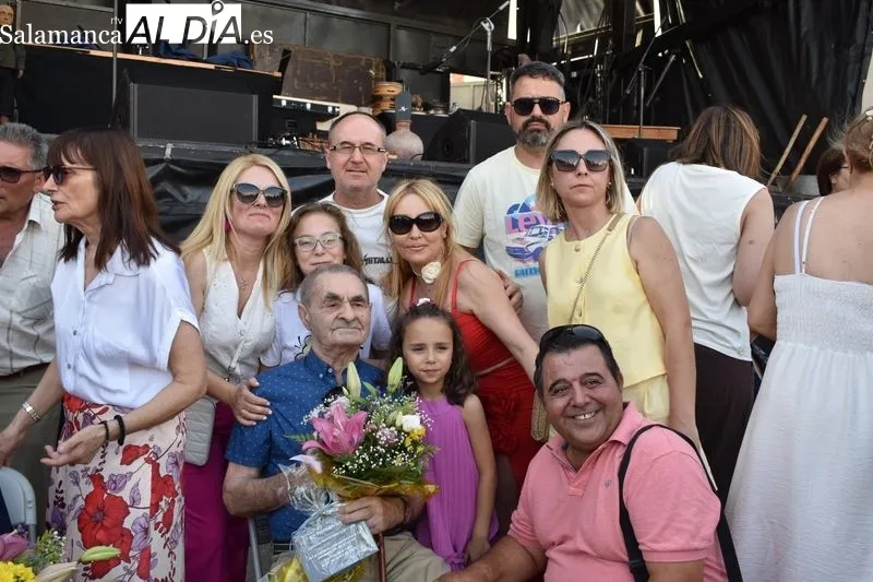 Foto 5 - &ldquo;Sois la ra&iacute;z de este pueblo&rdquo;: el emotivo mensaje de Encinas de Arriba a sus mayores