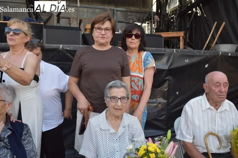 Foto 4 - &ldquo;Sois la ra&iacute;z de este pueblo&rdquo;: el emotivo mensaje de Encinas de Arriba a sus mayores