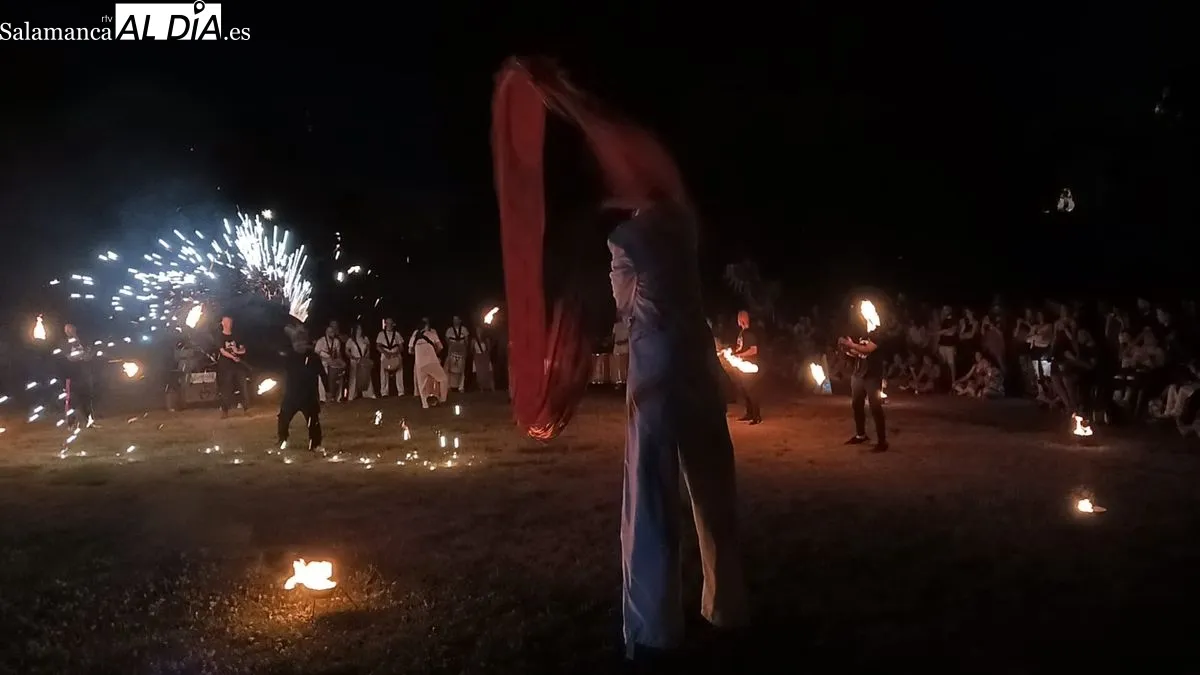 Espectáculo de la Escuela de Circo Santiago Uno junto al río Tormes. Foto de Toni Sánchez