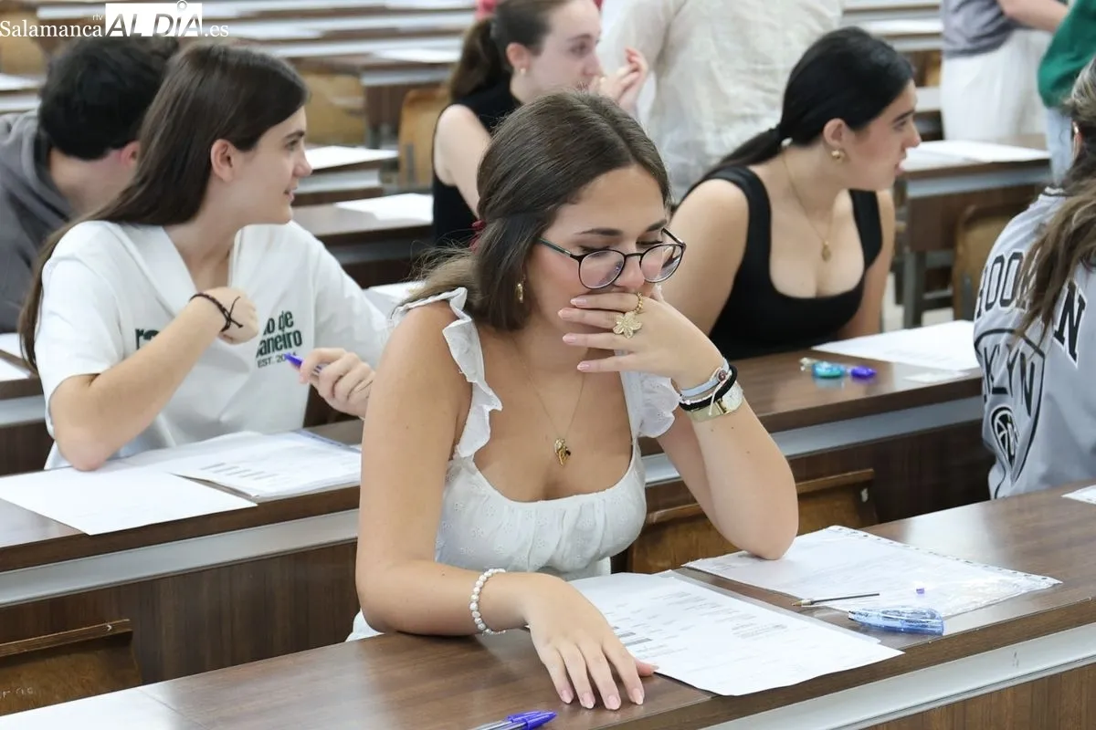 Preparativos del primer examen de la PAU en la Facultad de Ciencias de la Universidad de Salamanca. Foto de David Sañudo