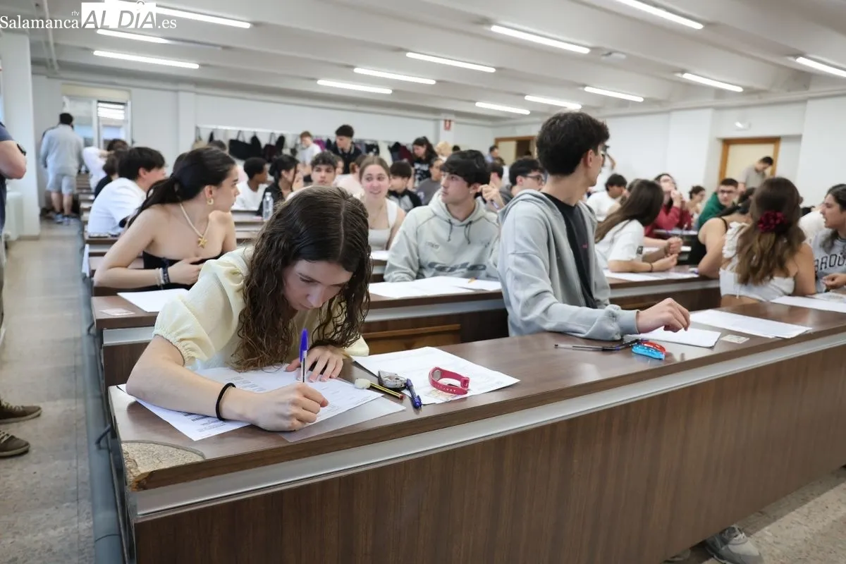 Preparativos del primer examen de la PAU en la Facultad de Ciencias de la Universidad de Salamanca. Foto de David Sañudo