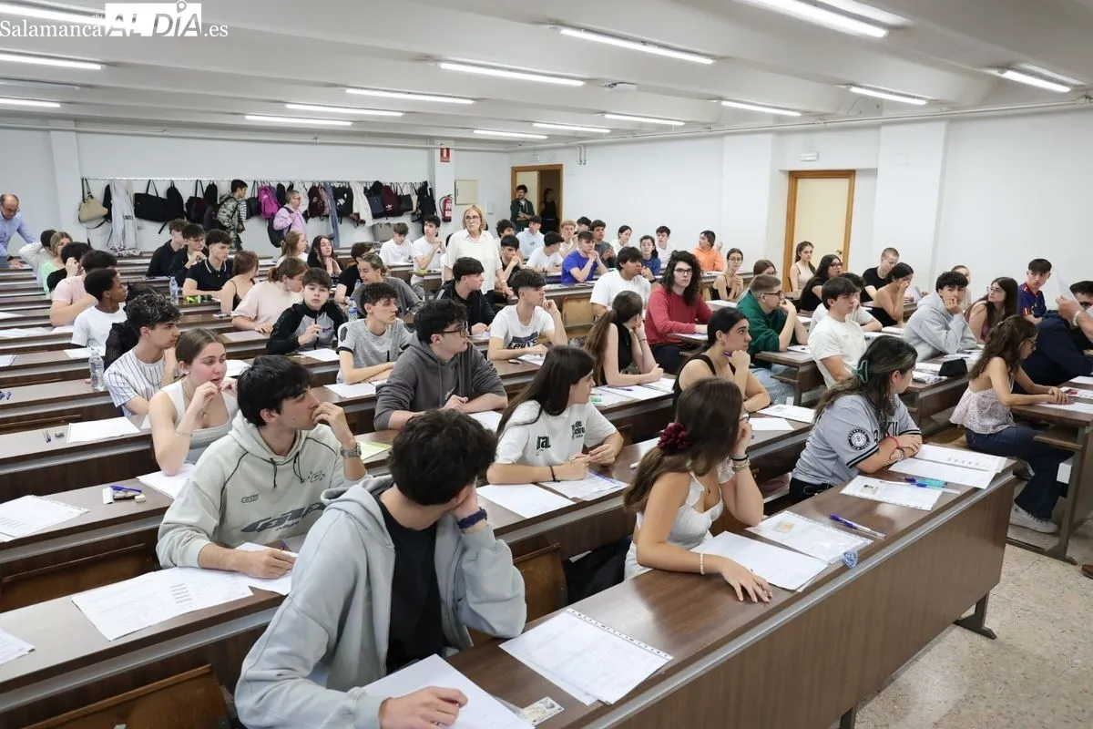 Preparativos del primer examen de la PAU en la Facultad de Ciencias de la Universidad de Salamanca. Foto de David Sañudo