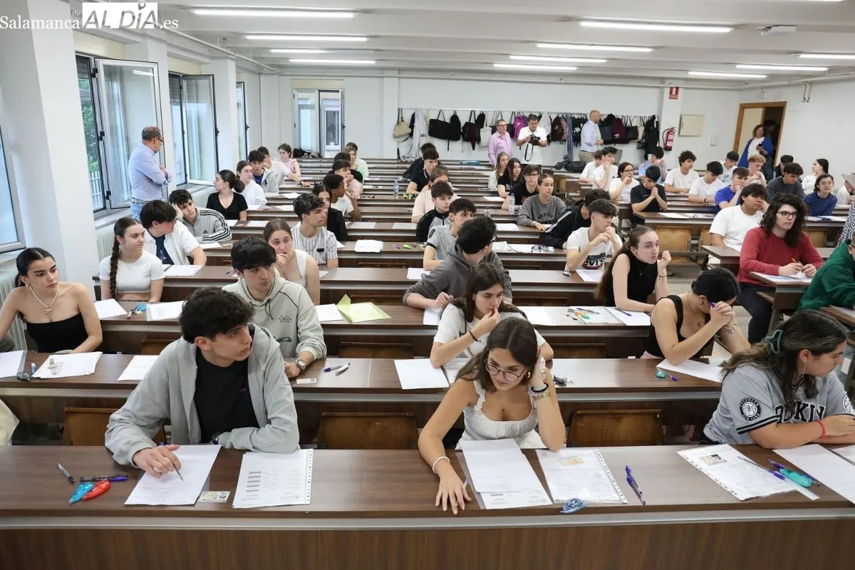 Preparativos del primer examen de la PAU en la Facultad de Ciencias de la Universidad de Salamanca. Foto de David Sañudo