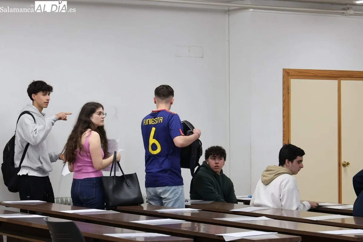 Preparativos del primer examen de la PAU en la Facultad de Ciencias de la Universidad de Salamanca. Foto de David Sañudo