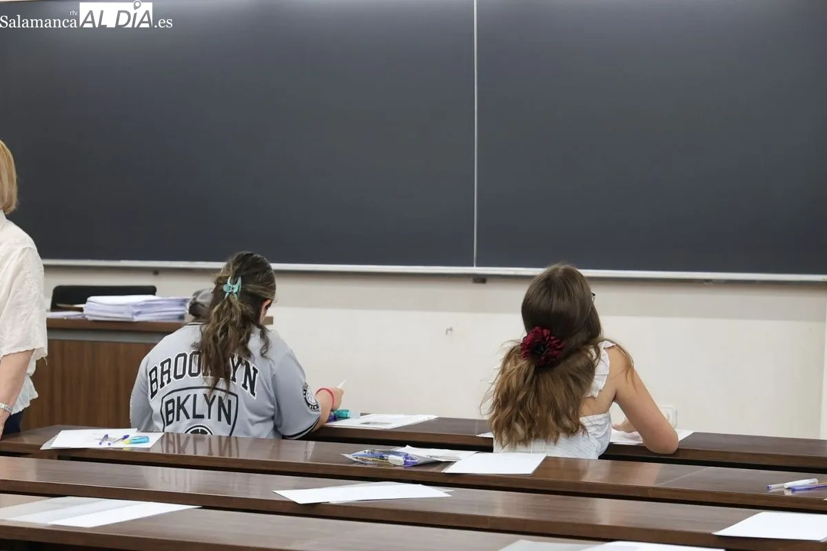 Preparativos del primer examen de la PAU en la Facultad de Ciencias de la Universidad de Salamanca. Foto de David Sañudo