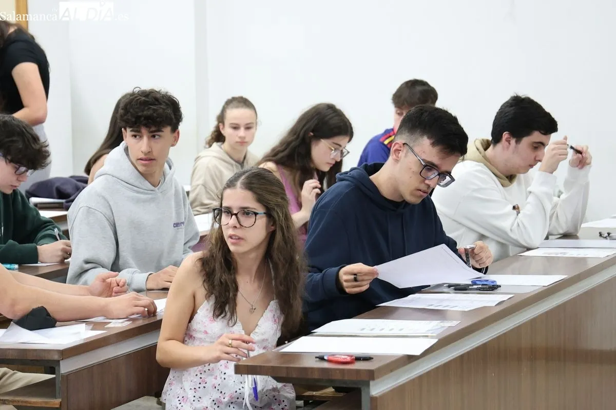 Preparativos del primer examen de la PAU en la Facultad de Ciencias de la Universidad de Salamanca. Foto de David Sañudo