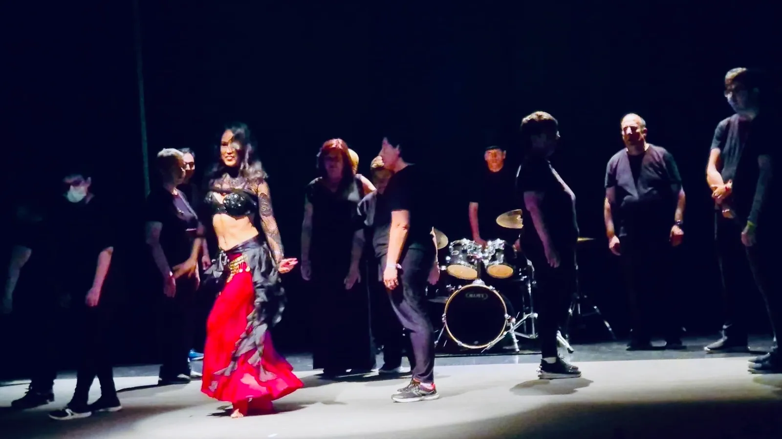 Foto 3 - Butacas llenas y larga ovaci&oacute;n para la obra teatral 'Con Luz Propia' interpretada por acomunidad