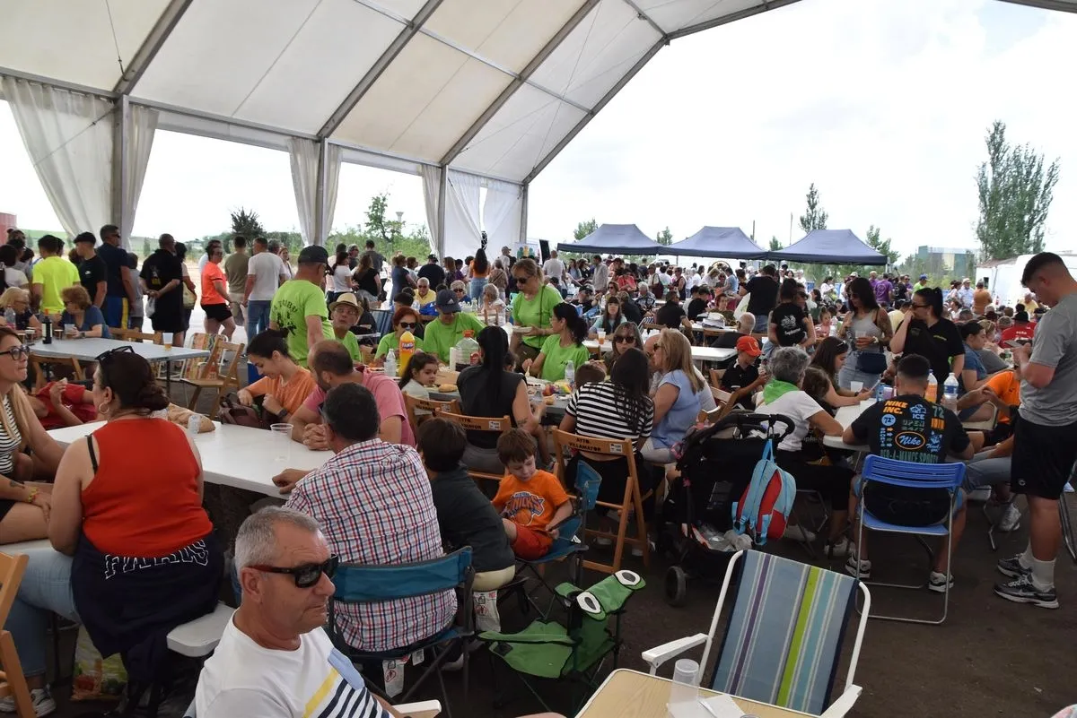 Comida Popular en las fiestas de Villamayor. Foto de Vanesa Martins