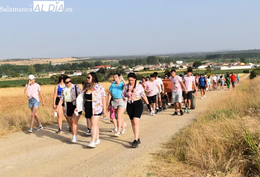 Foto 11 - Encinas de Arriba vibra con un fin de semana de fuego, tradición y hermandad en honor al Domingo del Señor