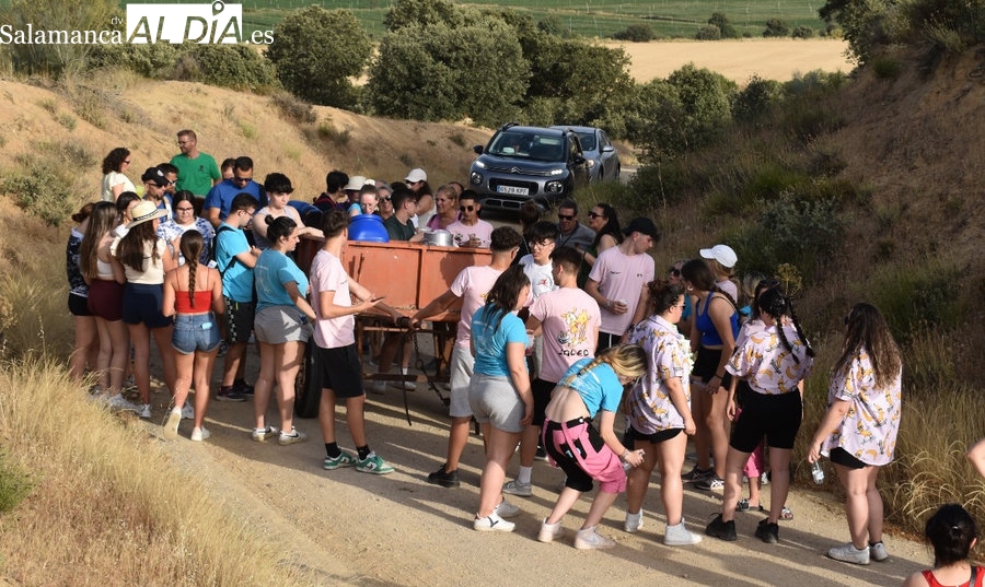 Foto 8 - Encinas de Arriba vibra con un fin de semana de fuego, tradición y hermandad en honor al Domingo del Señor