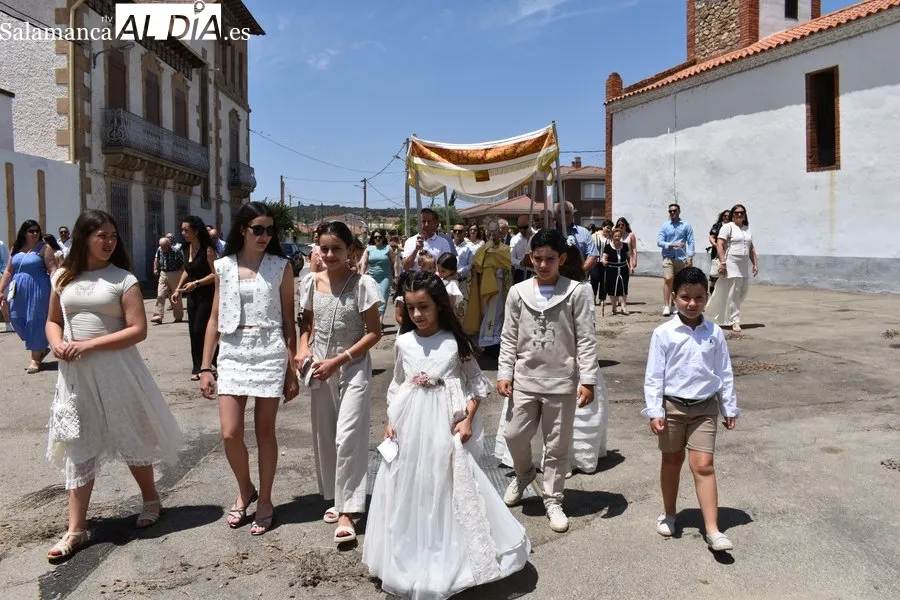 Foto 7 - Encinas de Arriba vibra con un fin de semana de fuego, tradición y hermandad en honor al Domingo del Señor