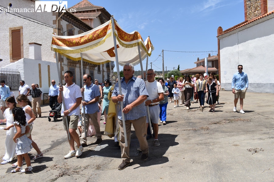 Foto 6 - Encinas de Arriba vibra con un fin de semana de fuego, tradición y hermandad en honor al Domingo del Señor