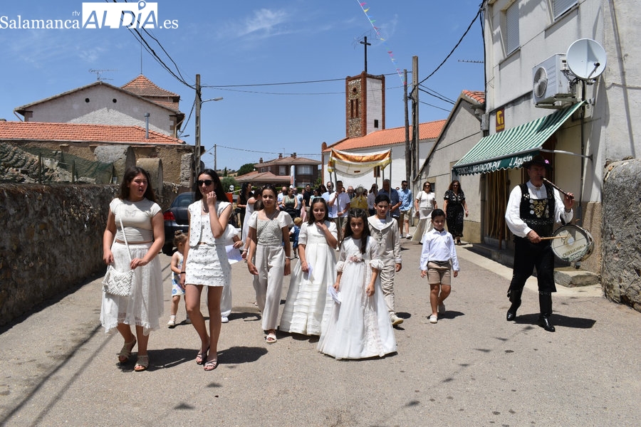 Foto 5 - Encinas de Arriba vibra con un fin de semana de fuego, tradición y hermandad en honor al Domingo del Señor