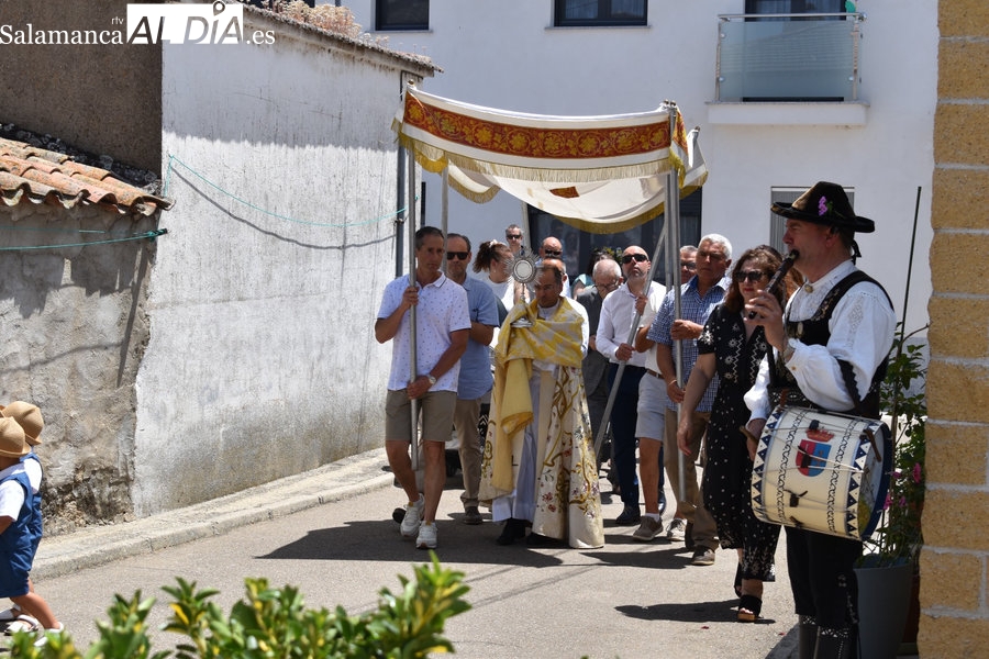 Foto 4 - Encinas de Arriba vibra con un fin de semana de fuego, tradición y hermandad en honor al Domingo del Señor
