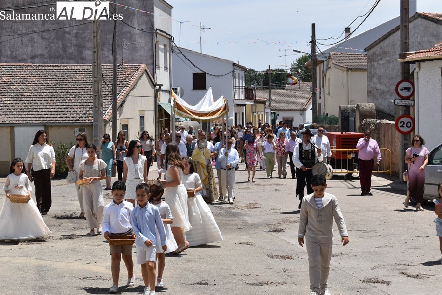 Foto 3 - Encinas de Arriba vibra con un fin de semana de fuego, tradición y hermandad en honor al Domingo del Señor