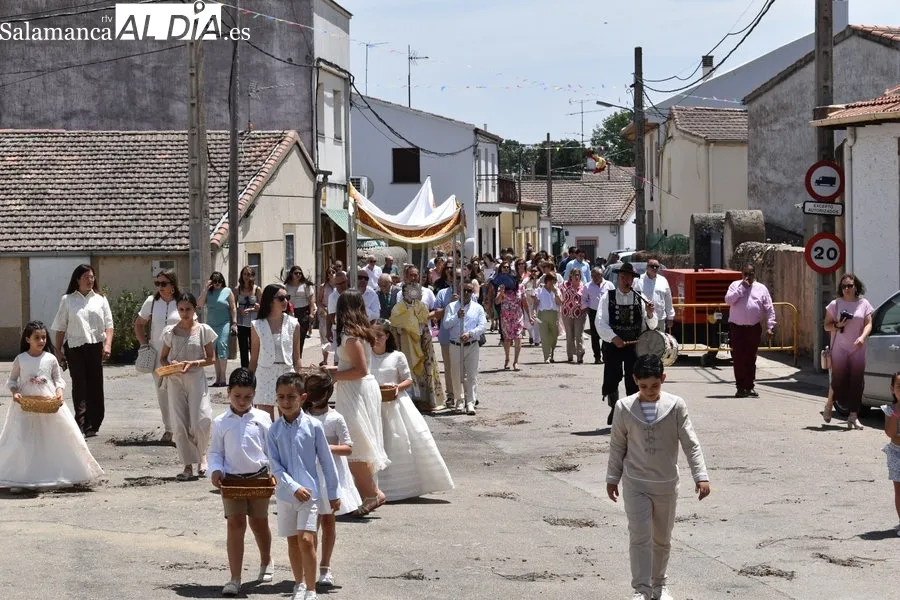 Foto 3 - Encinas de Arriba vibra con un fin de semana de fuego, tradición y hermandad en honor al Domingo del Señor