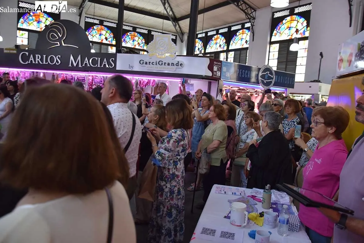 Concierto del coro de Afibrosal en el Mercado Central | Fotos: Fernando Sánchez Gómez (FerCyborg)