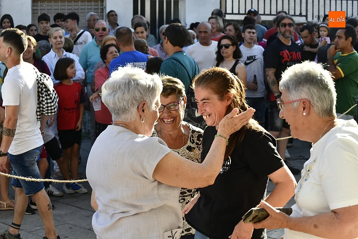 Comienzo fiestas San Juan en Navasfrías/ Fotos: Adrián M.Pastor