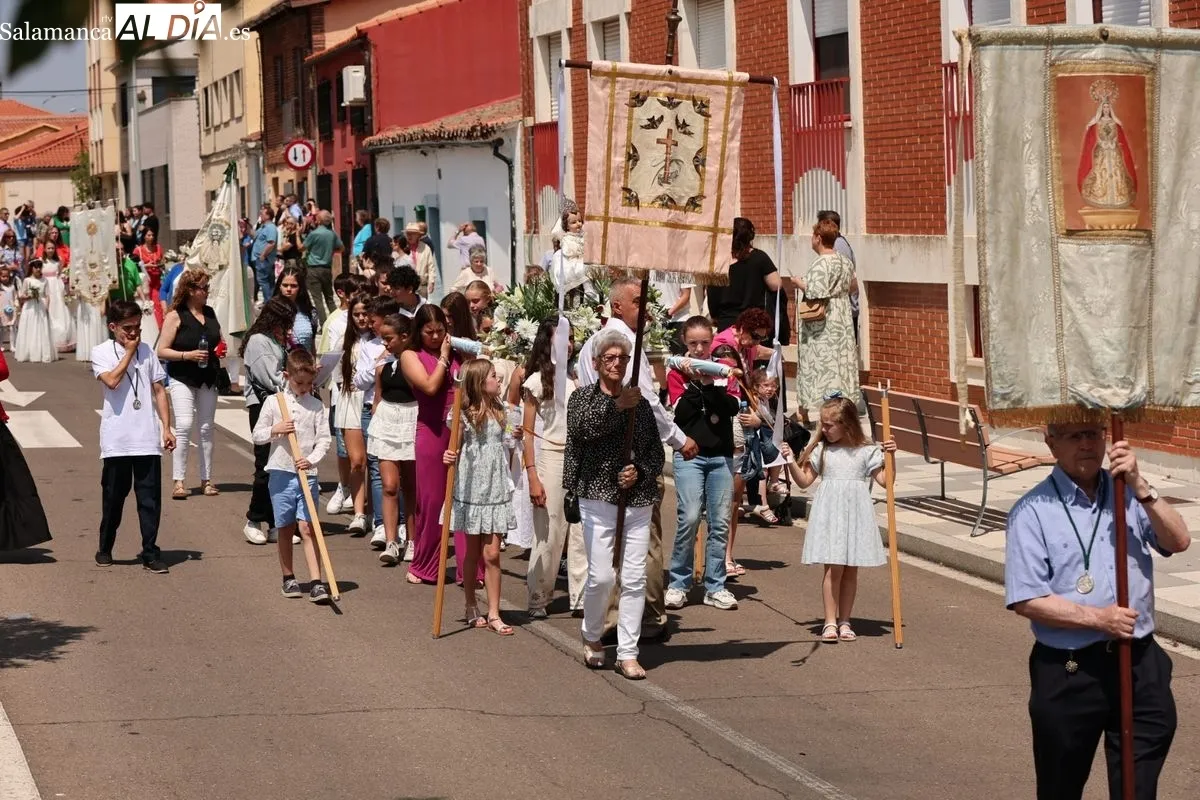 La devoción por la Virgen de la Salud congrega a los vecinos de Tejares en sus fiestas patronales | FOTOS: David Sañudo