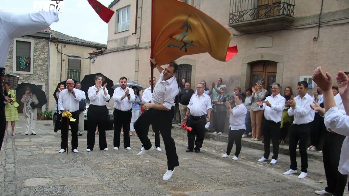 Abanderado y alabardero interpretaron el baile de la bandera, animados por los espectadores