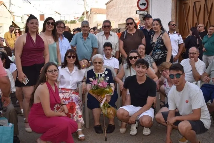 &ldquo;Sois la ra&iacute;z de este pueblo&rdquo;: el emotivo mensaje de Encinas de Arriba a sus mayores | Imagen 1