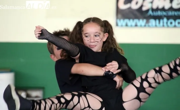 La danza urbana y moderna cierra curso en Alba con 100 bailarines en escena | Imagen 2