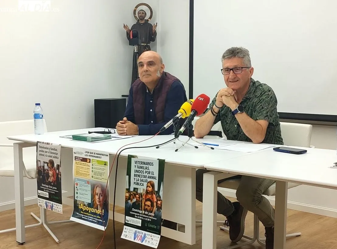 Elías Gómez, representante en Salamanca de la Federción de Sindicatos Veterinarios (FESVET), y Antonio Rubio, presidente del Colegio de Veterinarios de Salamanca. Fotos: R. M. García 