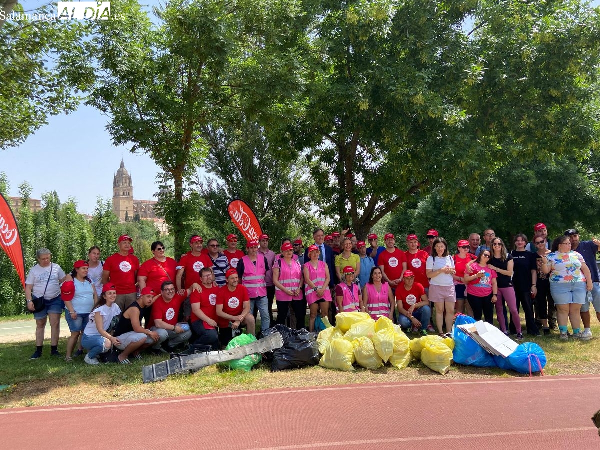 FOTOS | El río Tormes, más limpio, gracias a voluntarios del Colegio Calasanz y de Asprodes