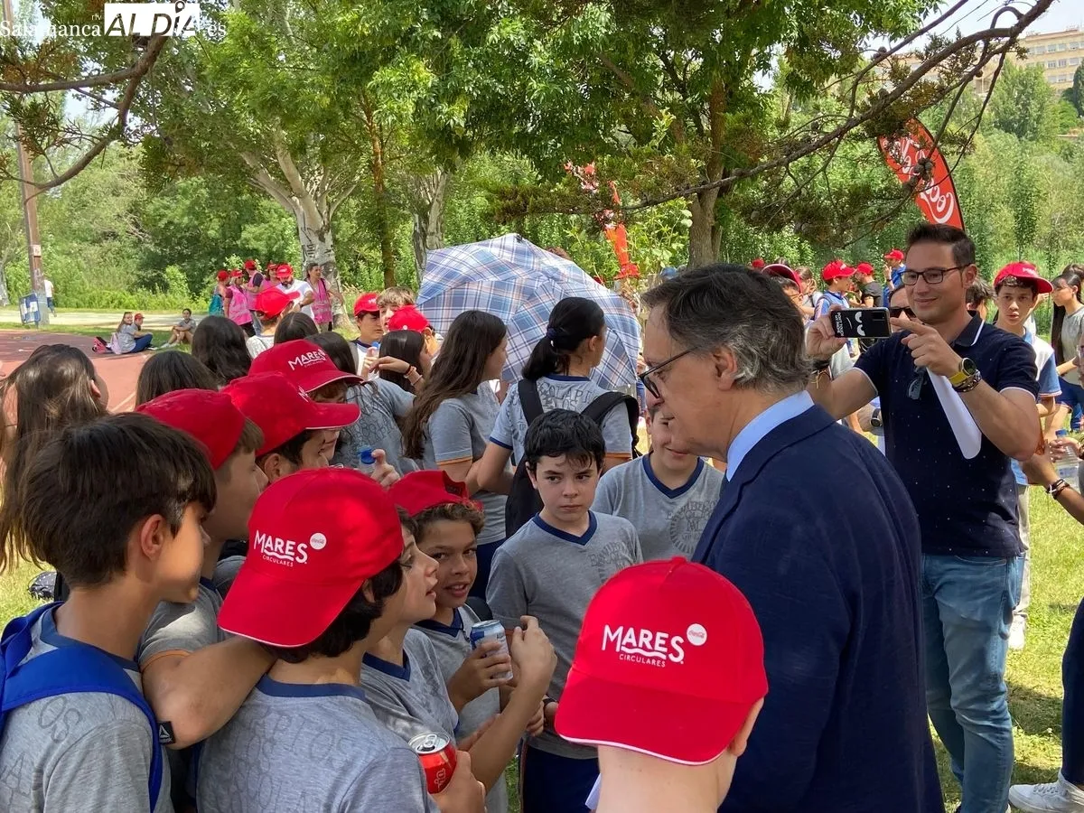 Jornada de recogida de residuos en la ribera del río Tormes, junto al emblemático Puente Romano. Foto de Vanesa Martins
